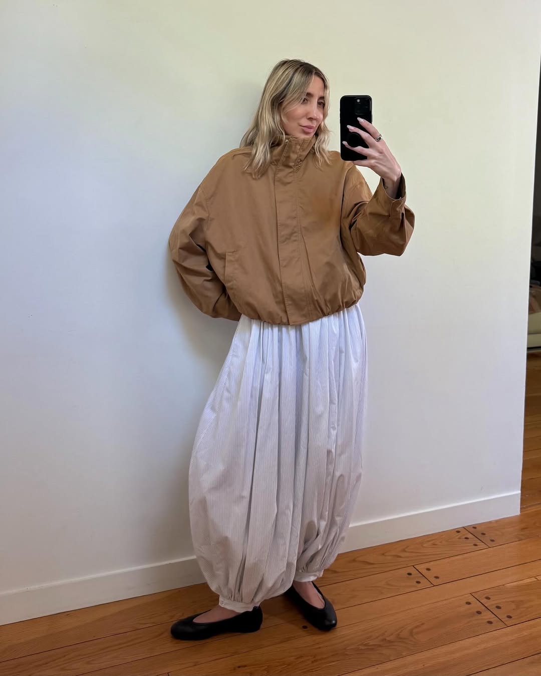 Футболки, джинси, лофери: універсальні речі, які будуть у тренді восени 2025